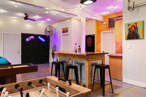 a bar in a room with stools and a table at Pleasant Valley Resort in Arcadia