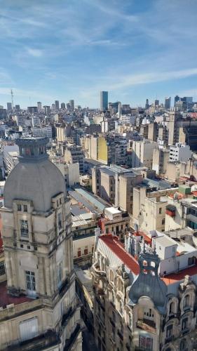 una vista aérea de una ciudad con edificios en BuenosAiresApart, en Buenos Aires