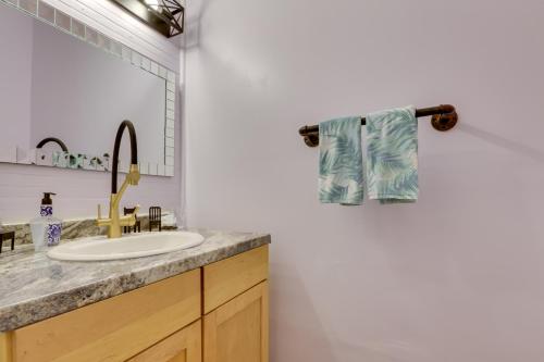 une salle de bain avec un lavabo et un miroir dans l'établissement Thomasville Cottage Near The Big Oak and Downtown!, à Thomasville