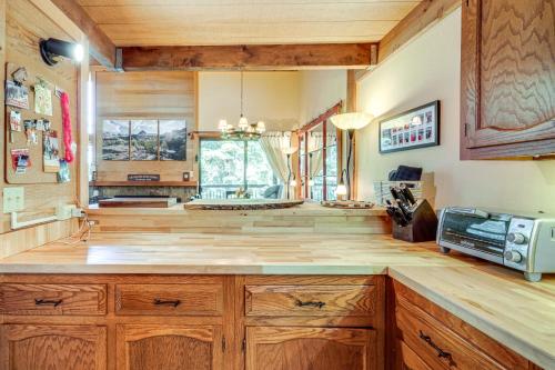 eine große Küche mit Holzschränken und einer Mikrowelle in der Unterkunft 8 Mi to North Tahoe Beach Truckee Resort Condo in Truckee