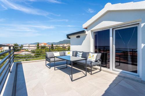 B luxury apt near beach w big terrace & sea view