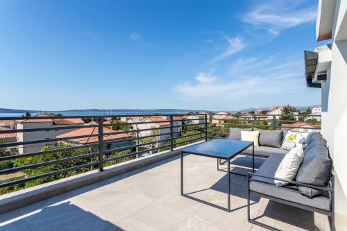B luxury apt near beach w big terrace & sea view