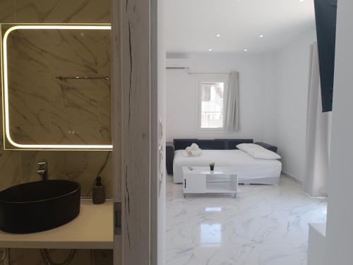 un salon blanc avec un canapé et une table dans l'établissement Sueno de luz Corfu, à Áfra