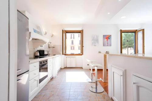 Køkken eller tekøkken på Elegantis San Giovanni Suite - Chic Apartment with Bathtub Near Historic Center, Metro & Tram Nearby