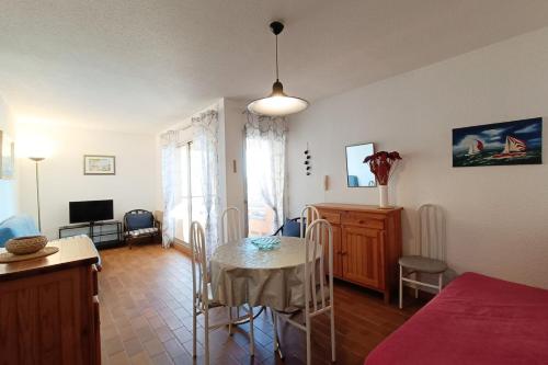 un salon avec une table et une salle à manger dans l'établissement Bright cocoon with shared pool in Bandol, à Bandol