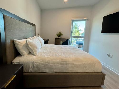 Ένα ή περισσότερα κρεβάτια σε δωμάτιο στο Silver Lake 1 Bedroom Condo Suite with Balcony and Parking