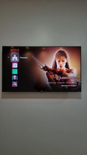 Televisyen dan/atau pusat hiburan di Flat 10 Mobiliado 4 min do aeroporto pousada loft Marabá