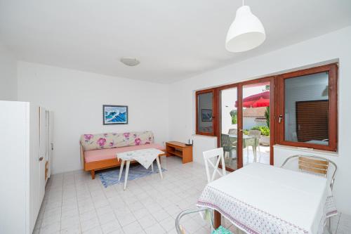 Postel nebo postele na pokoji v ubytování Apartments with parking space Mandre, Pag - 9420