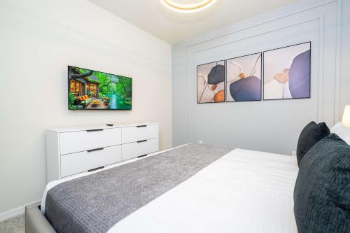 Magical 5BR w Pool Minutes from Disney 16161 photo 13