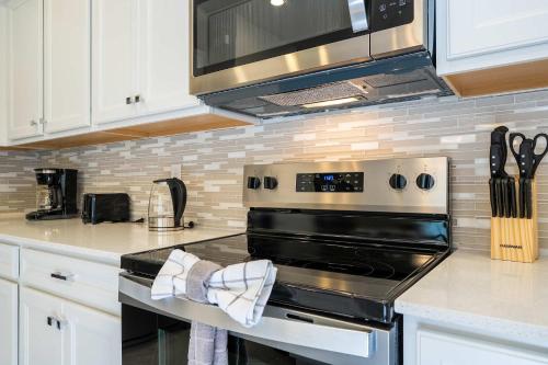 Magical 5BR w Pool Minutes from Disney 16161 photo 18