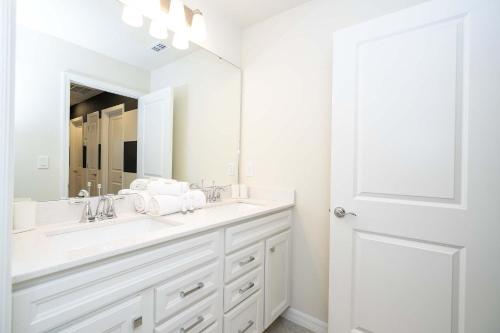 Magical 5BR w Pool Minutes from Disney 16161 photo 47