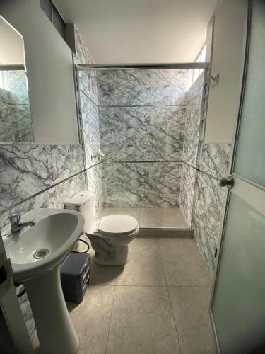 a bathroom with a toilet and a sink at Mablia Suite in Ica