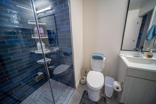 Kúpeľňa v ubytovaní House of Hoops Luxe 2 Bed Condo in Hollywood