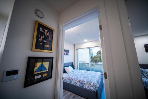Posteľ alebo postele v izbe v ubytovaní House of Hoops Luxe 2 Bed Condo in Hollywood