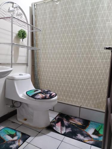 a bathroom with a toilet and a shower at Cata Bed Breakfast Pet-friendly in San José
