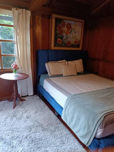 Postel nebo postele na pokoji v ubytování Mindo Wood Cabin