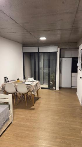 a room with a table and chairs and a kitchen at Cilveti 468 departamento con cochera, excelente ubicación in Rosario