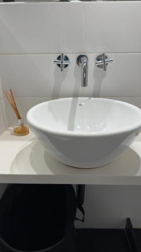 a white sink on a counter in a bathroom at Cilveti 468 departamento con cochera, excelente ubicación in Rosario