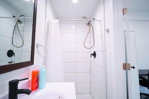 Ένα μπάνιο στο Modern 2BR2BA Home Near USC Walk to Campus