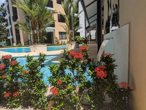 Bazén v ubytování Stylish 2 bed and 2 bath condo with mountain and pool view in Jacó nebo v jeho okolí