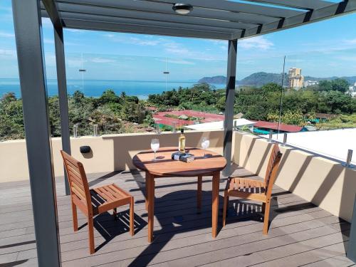 Balkón nebo terasa v ubytování Stylish 2 bed and 2 bath condo with mountain and pool view in Jacó
