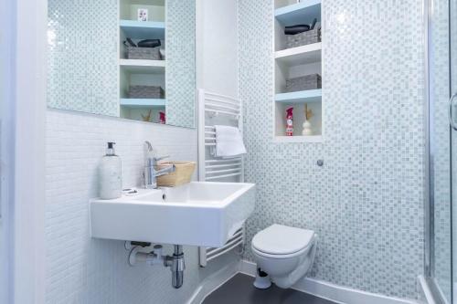 a bathroom with a white sink and a toilet at Birmingham Rotunda View by Bull Ring with Free Parking in Birmingham