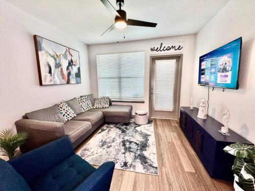 Χώρος καθιστικού στο Lux King Bed Balcony Pool View Southside St Johns