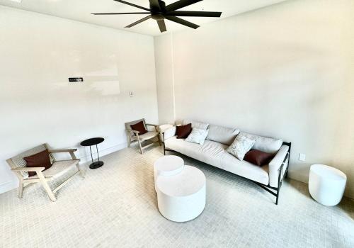 Χώρος καθιστικού στο Lux King Bed Balcony Pool View Southside St Johns