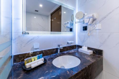 un bagno con lavandino e specchio di Araek Taiba Hotel a Medina
