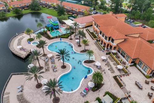 Una vista aérea de una piscina en un resort. en Beautiful 3 Bedroom Villa with Private Hot Tub, 10 mins to Disney!, en Kissimmee