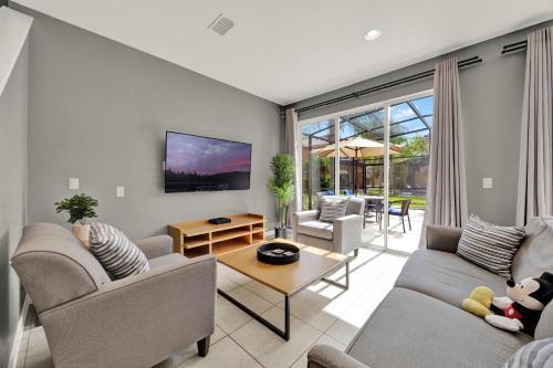 Una sala de estar con dos sofás y una mesa. en Beautiful 3 Bedroom Villa with Private Hot Tub, 10 mins to Disney!, en Kissimmee