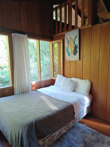 Postel nebo postele na pokoji v ubytování Mindo Wood Cabin
