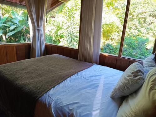 Postel nebo postele na pokoji v ubytování Mindo Wood Cabin