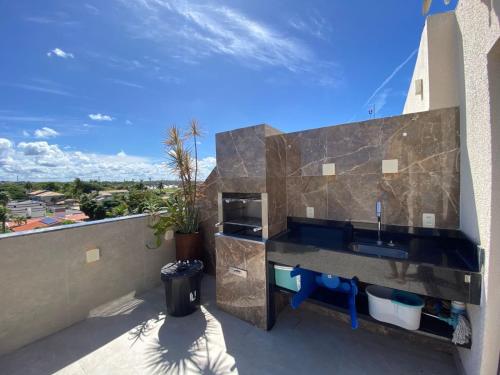 a bathroom with a sink on a balcony at Apartamento Cobertura em Guarajuba Perto do Mar in Camaçari
