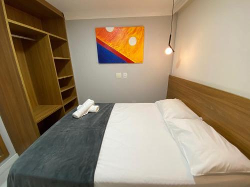 a bedroom with a bed with two towels on it at Apartamento Cobertura em Guarajuba Perto do Mar in Camaçari