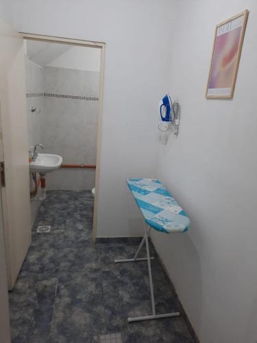 a bathroom with a mirror and a chair in it at Departamento amplio zona centrica in Resistencia