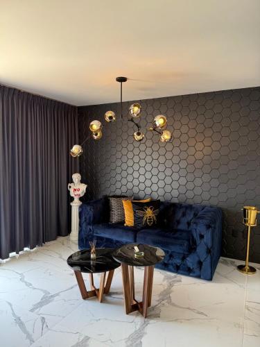 a living room with a blue couch and a table at Luxury condominium San Lorenzo in Guadalajara