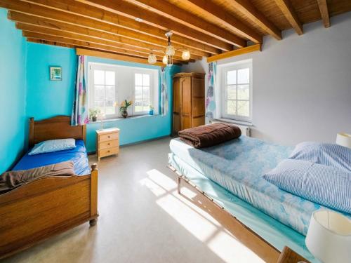 Ένα ή περισσότερα κρεβάτια σε δωμάτιο στο Spacious Farmhouse Retreat