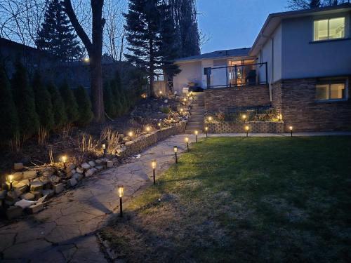 Κήπος έξω από το Private Guest House- Walkout Basement