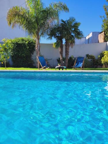 Πισίνα στο ή κοντά στο Amani Tandil - Alojamiento con patio y pileta en el centro de la ciudad