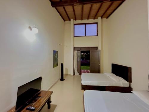 Una televisión o centro de entretenimiento en Hotel Jardin Cafetero Quindio
