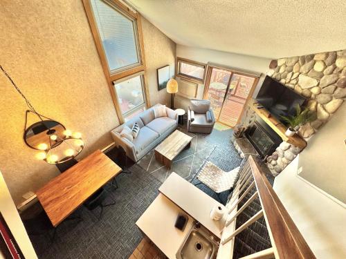 Телевизор и/или развлекательный центр в Ski in Ski out Top Floor Condo with Pools, Hot tub and more