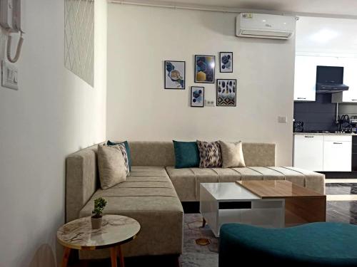 a living room with a couch and a table at Wahat Serenity S1 Appart équipé avec parking privé & wifi entre Tunis et La Marsa in Tunis