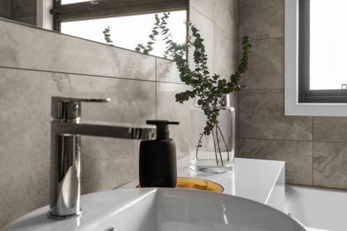 Koupelna v ubytování Sophisticated and Chic Living Experience UPMARKET Bowden