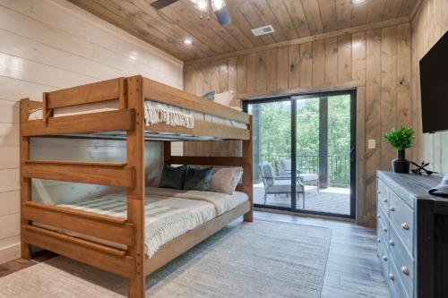 Postel nebo postele na pokoji v ubytování Luxe Cabin w Hot Tub Views Game Room – Sleeps 10 Do Good Holler by AvantStay