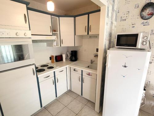 Appartement T2 : grande terrasse équipée, parking, à 200m de la mer et 400m de la plage