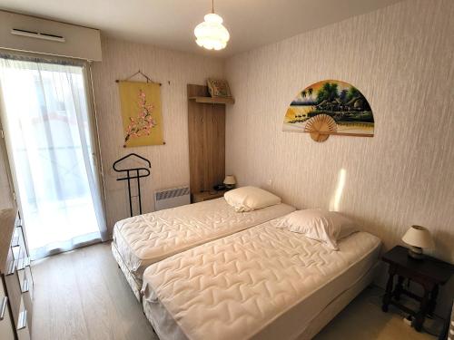 Appartement T2 : grande terrasse équipée, parking, à 200m de la mer et 400m de la plage