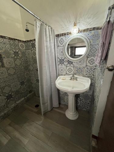 a bathroom with a sink and a mirror at Casa SAMA 11 in Oaxaca City
