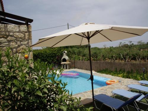 Бассейн в Villa in Loutra with Pool near Rethymno или поблизости