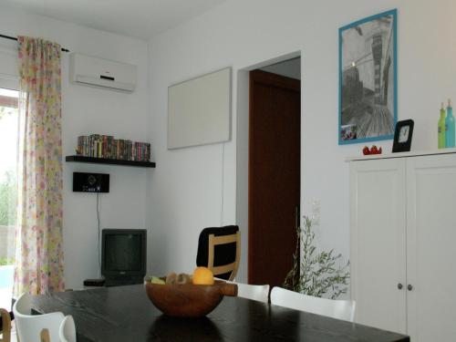 Телевизор и/или развлекательный центр в Villa in Loutra with Pool near Rethymno
